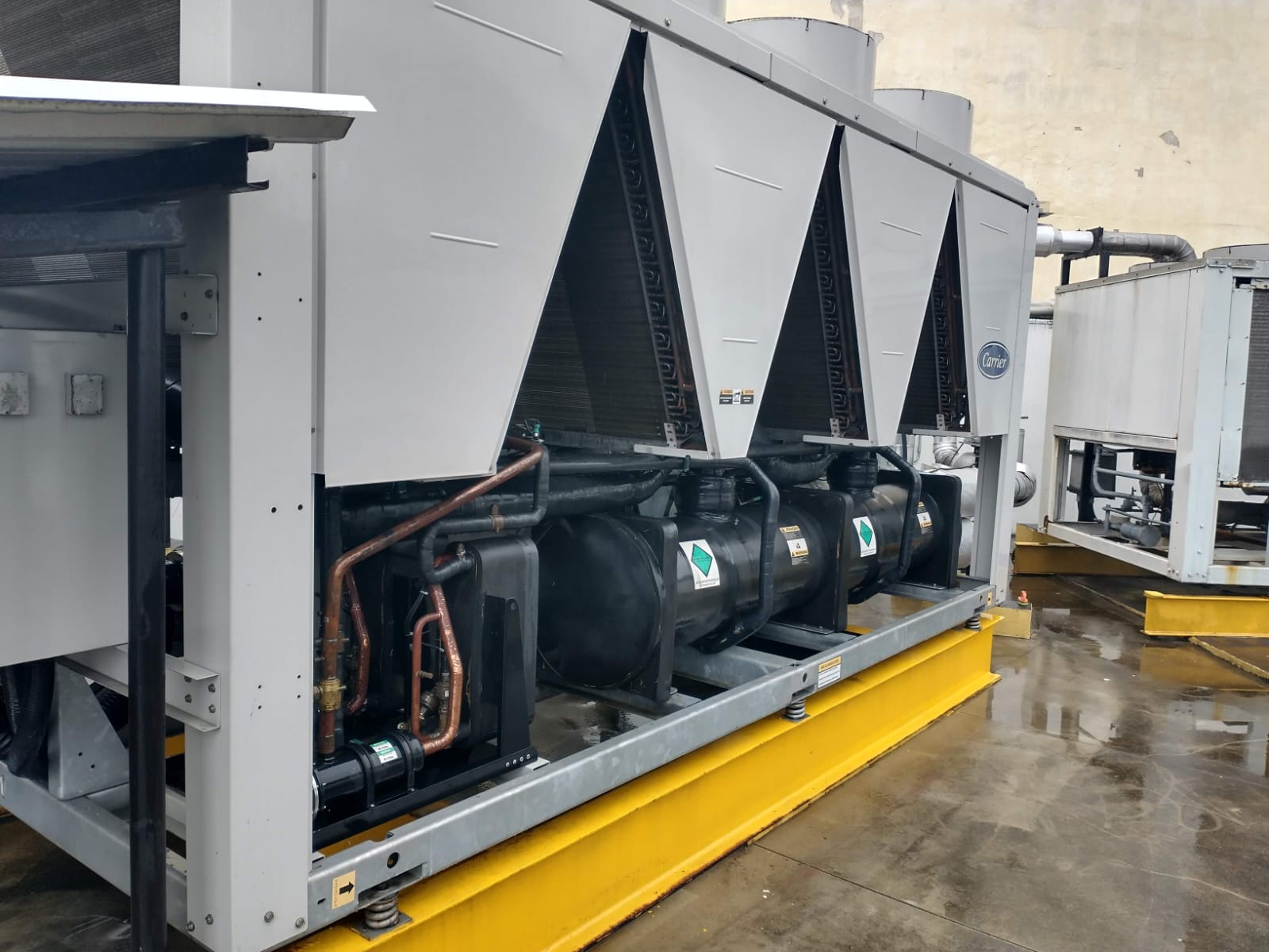 Chiller de grande porte em casa de máquinas — experiência técnica acumulada em HVAC.